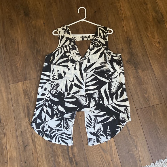 Express Split Back Tank Blouse - Picture 4 of 5